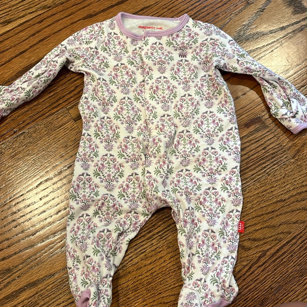 Size 0-3 month Magnetic Me